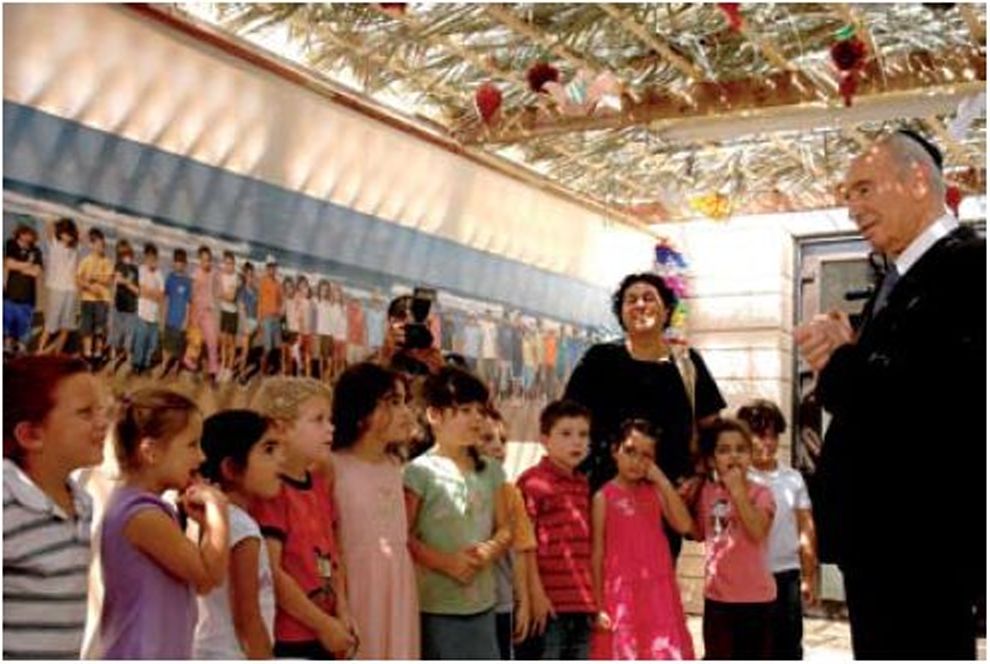 3. הנשיא שמעון פרס מארח ילדי גן בסוכתו, במשכן הנשיא, 2008